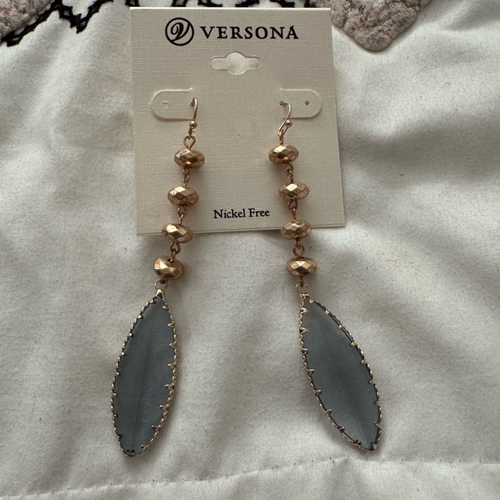 Nwt Versona Drop Earrings 10$